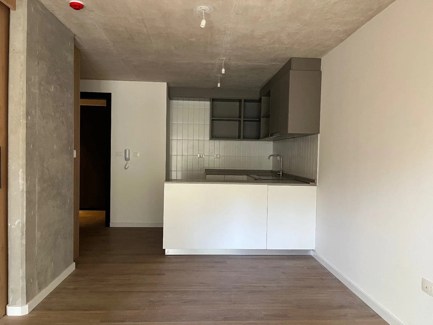 Apartamento En Alquiler En El Centro De Un Dormitorio Con Garage - Imagen 1