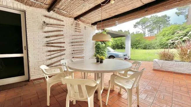 Casa en alquiler c/ cochera en Playa Mansa - Imagen 4