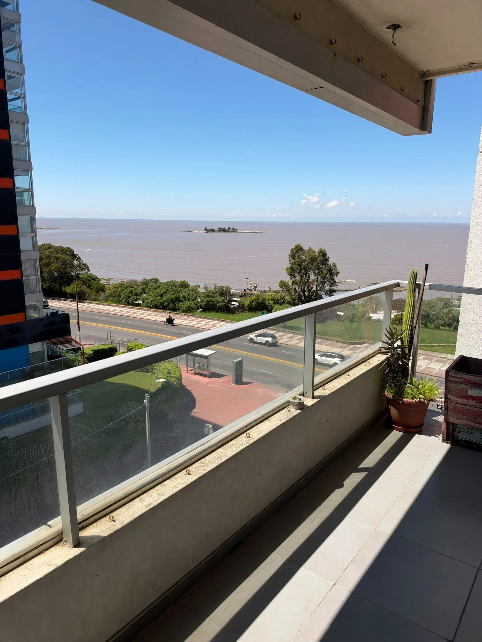 Apartamento en alquiler c/ cochera en Malvin - Imagen 1