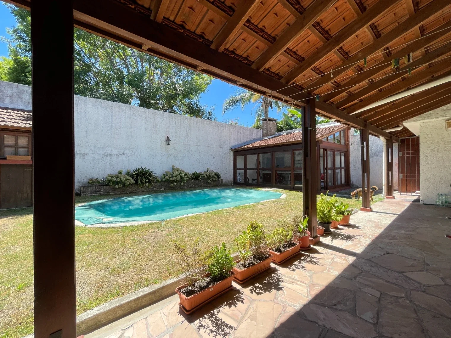 Casa muy amplia 5 dormitorios, 3 baños, con piscina y barbacoa en Carrasco Norte - Imagen 2