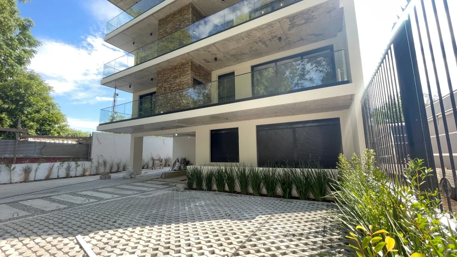 Apartamentos 3 dom, 3 baños, parrillero, patio y cocheras a estrenar en Carrasco - Imagen 1