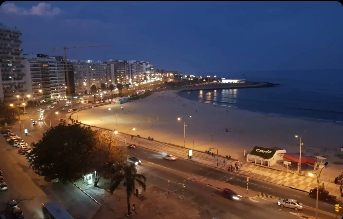 Apartamento en Pocitos, 3 DORMITORIOS. Primera lìnea de rambla Pocitos - Imagen 1