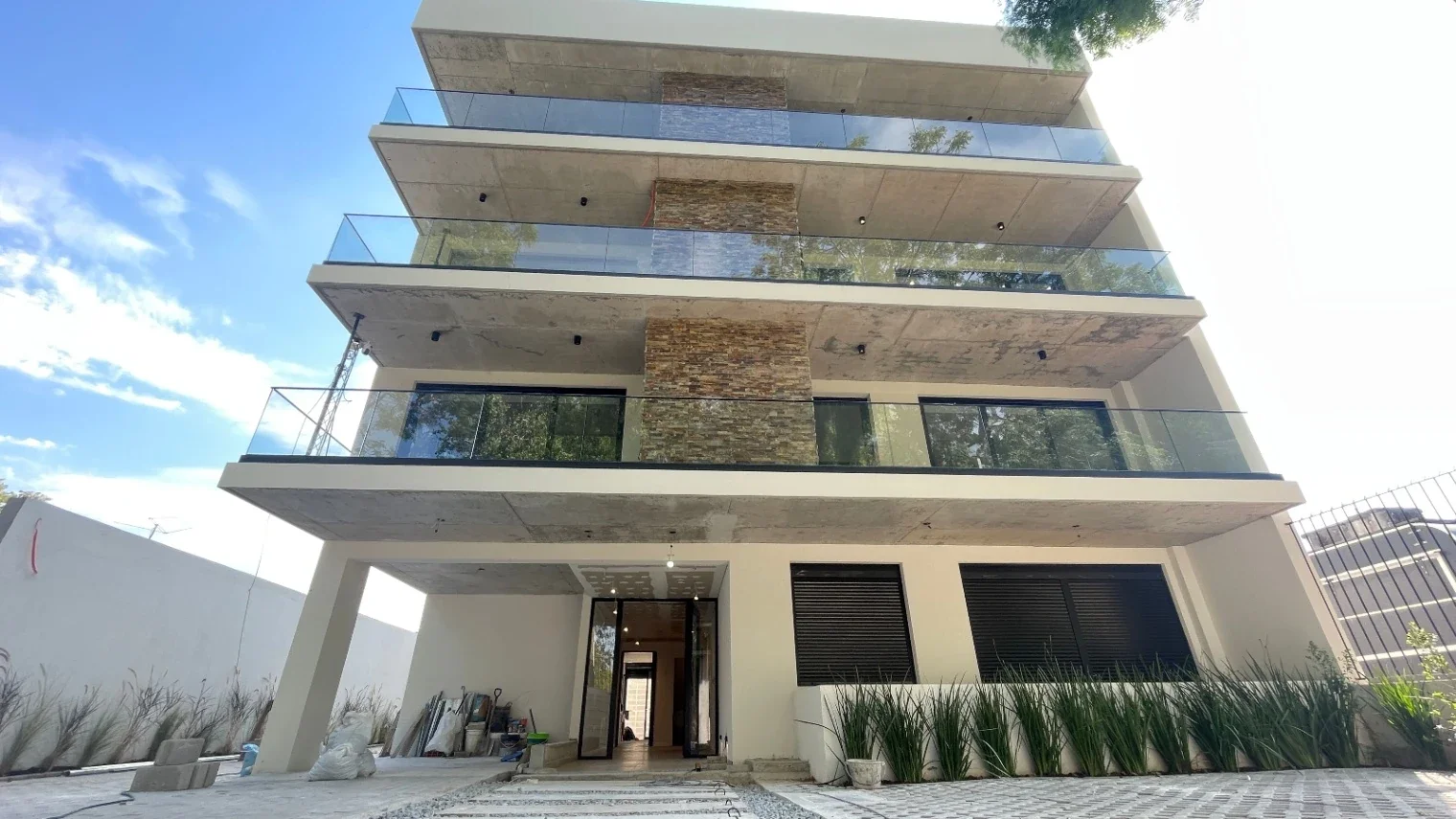 Apartamentos 3 dom, 3 baños, parrillero, patio y cocheras a estrenar en Carrasco - Imagen 3