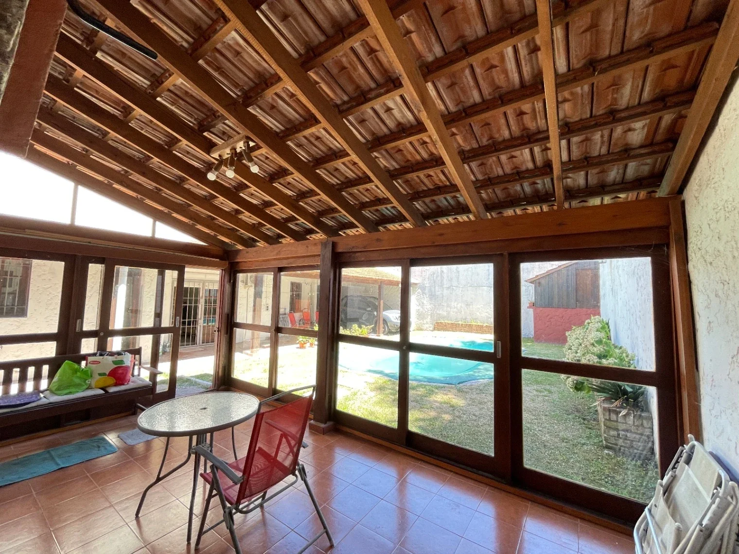 Casa muy amplia 5 dormitorios, 3 baños, con piscina y barbacoa en Carrasco Norte - Imagen 3