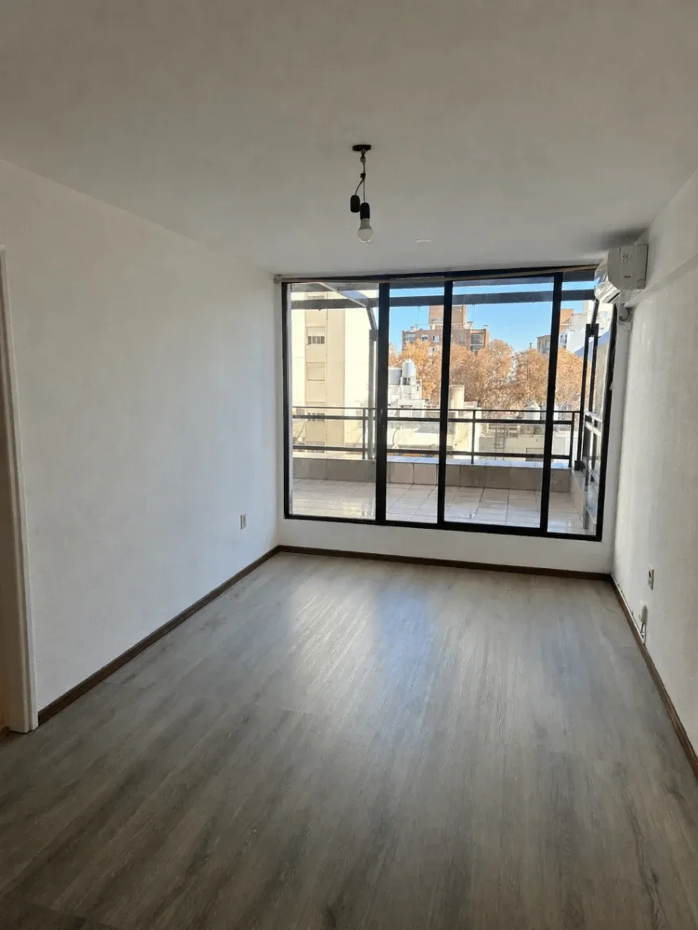 Apartamento en alquiler en Tres Cruces - Imagen 1