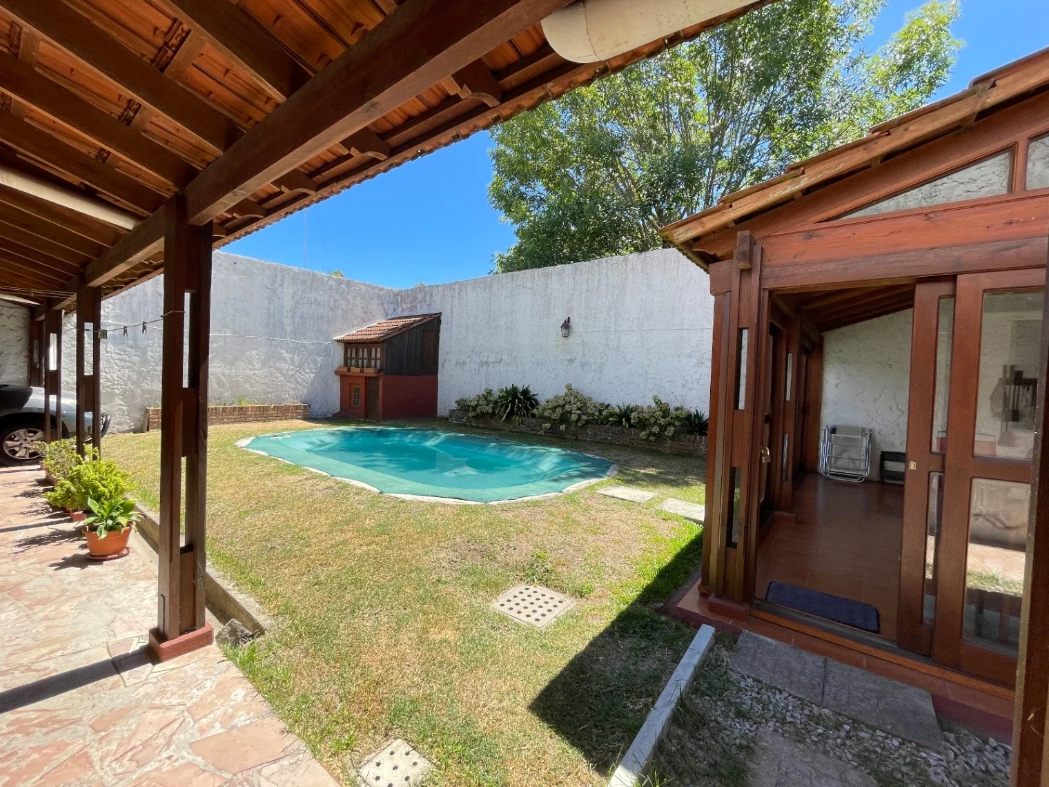 Casa muy amplia 5 dormitorios, 3 baños, con piscina y barbacoa en Carrasco Norte - Imagen 4