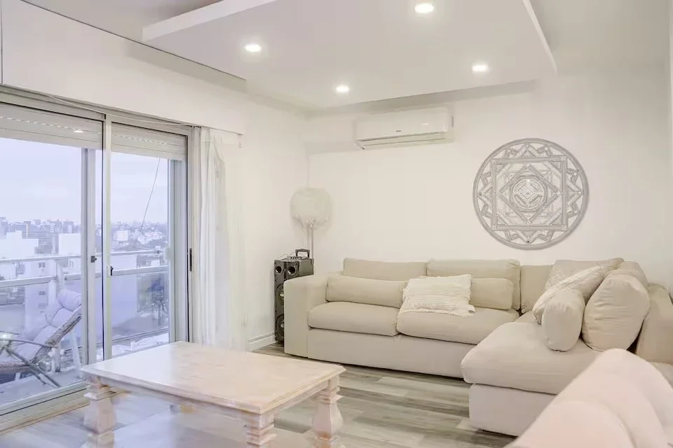 ALQUILER apartamento amoblado de 3 dormitorios, cochera y balcon en Malvin - Imagen 1