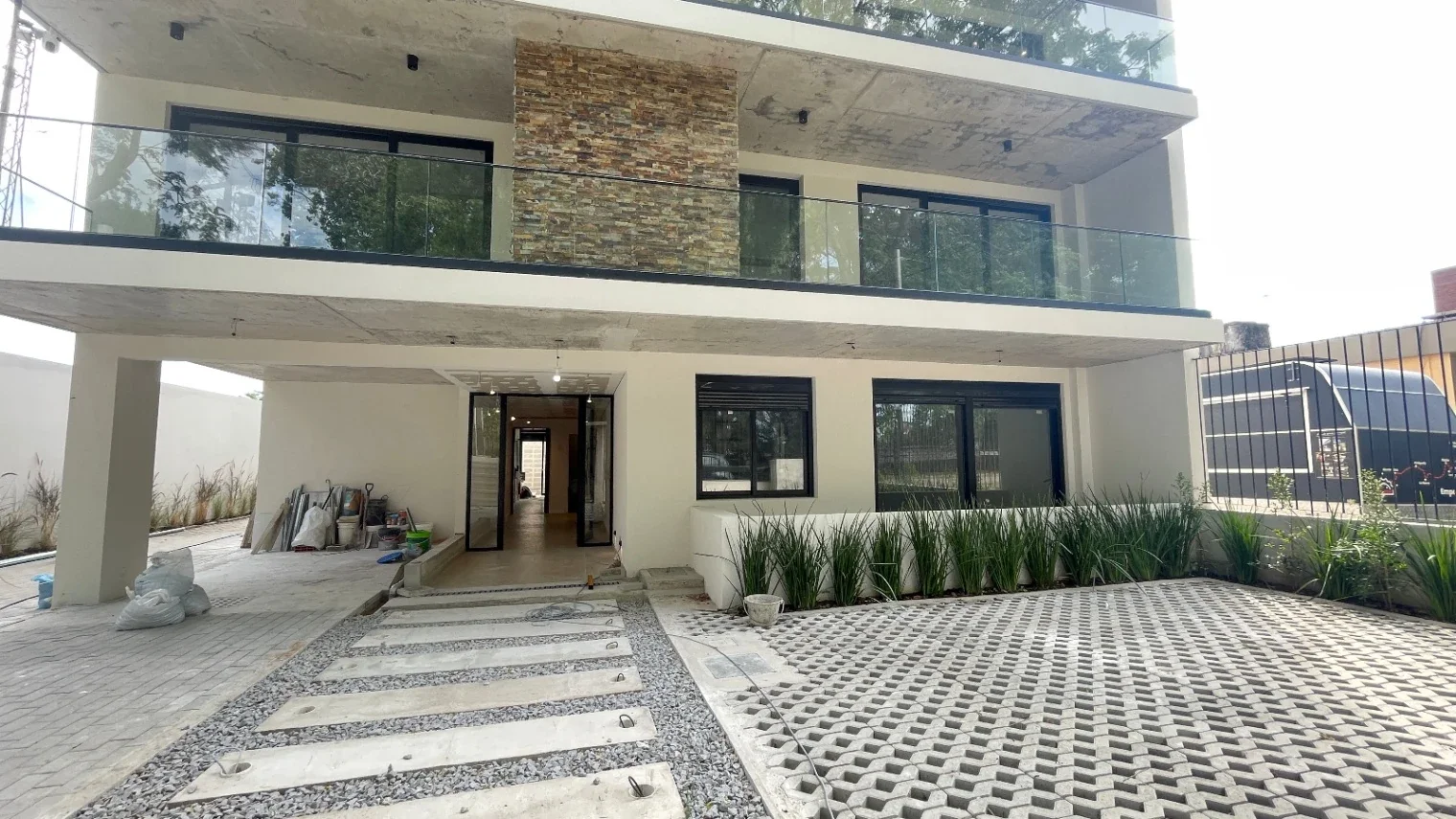 Apartamentos 3 dom, 3 baños, parrillero, patio y cocheras a estrenar en Carrasco - Imagen 2