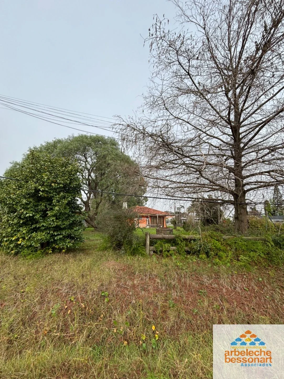 Casa en venta c/ cochera en Lagomar sur con gran terreno - Imagen 1