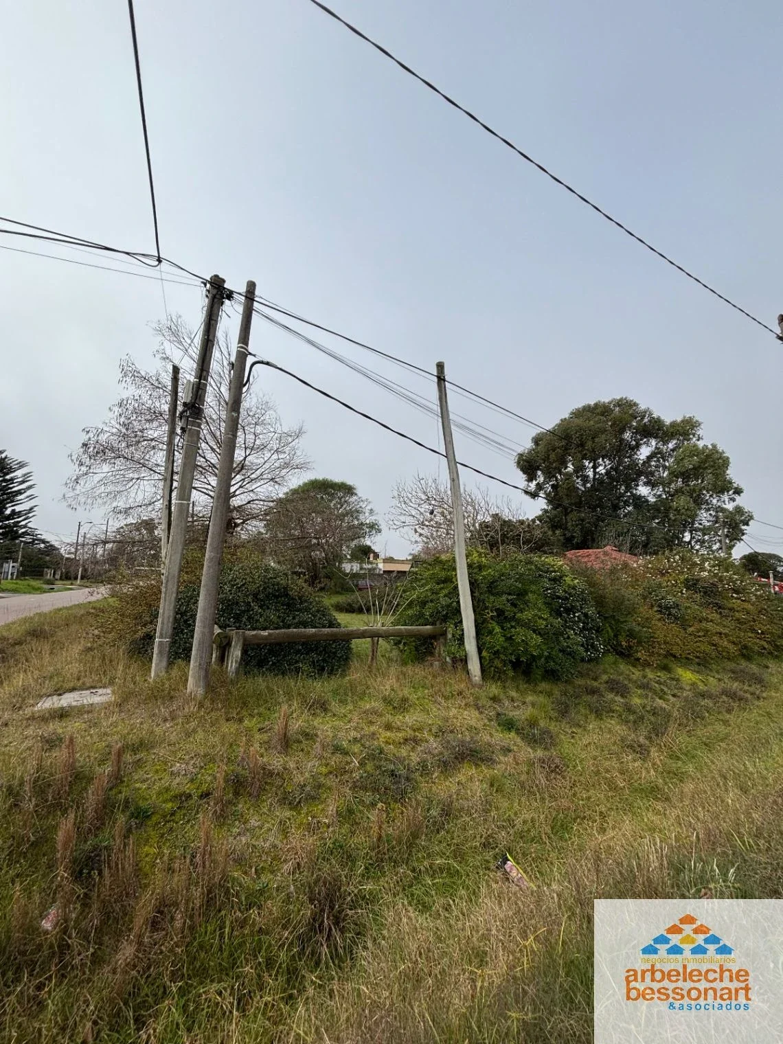 Casa en venta c/ cochera en Lagomar sur con gran terreno - Imagen 2