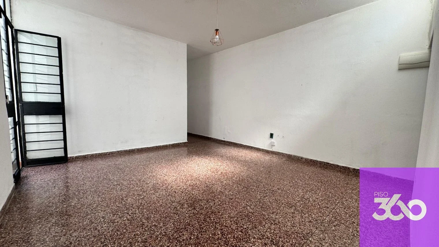 Casa PH de 2 dormitorios y garage en Pocitos (a reciclar) - Imagen 4