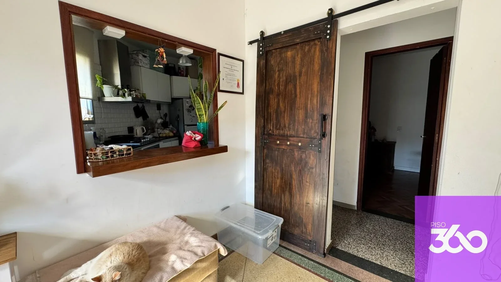 Casa tipo apartamento de 1 dormitorio en PH con 2 cocheras y gran patio - Imagen 3