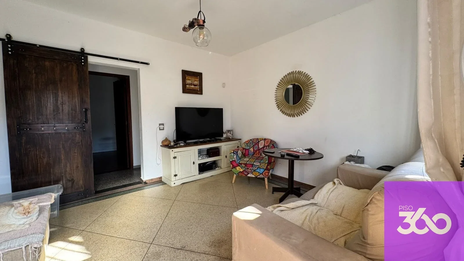 Casa tipo apartamento de 1 dormitorio en PH con 2 cocheras y gran patio - Imagen 2