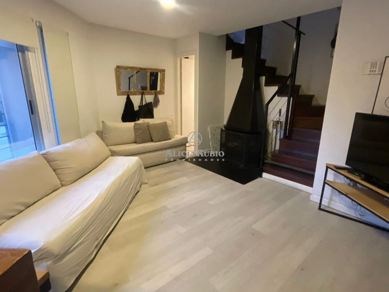 CASA TRIPLEX EN POCITOS CON COCHERA PROPIA, ESTUFA LEÑA Y TERRAZA CON PARRILLERO. SIN GASTOS. - Imagen 5