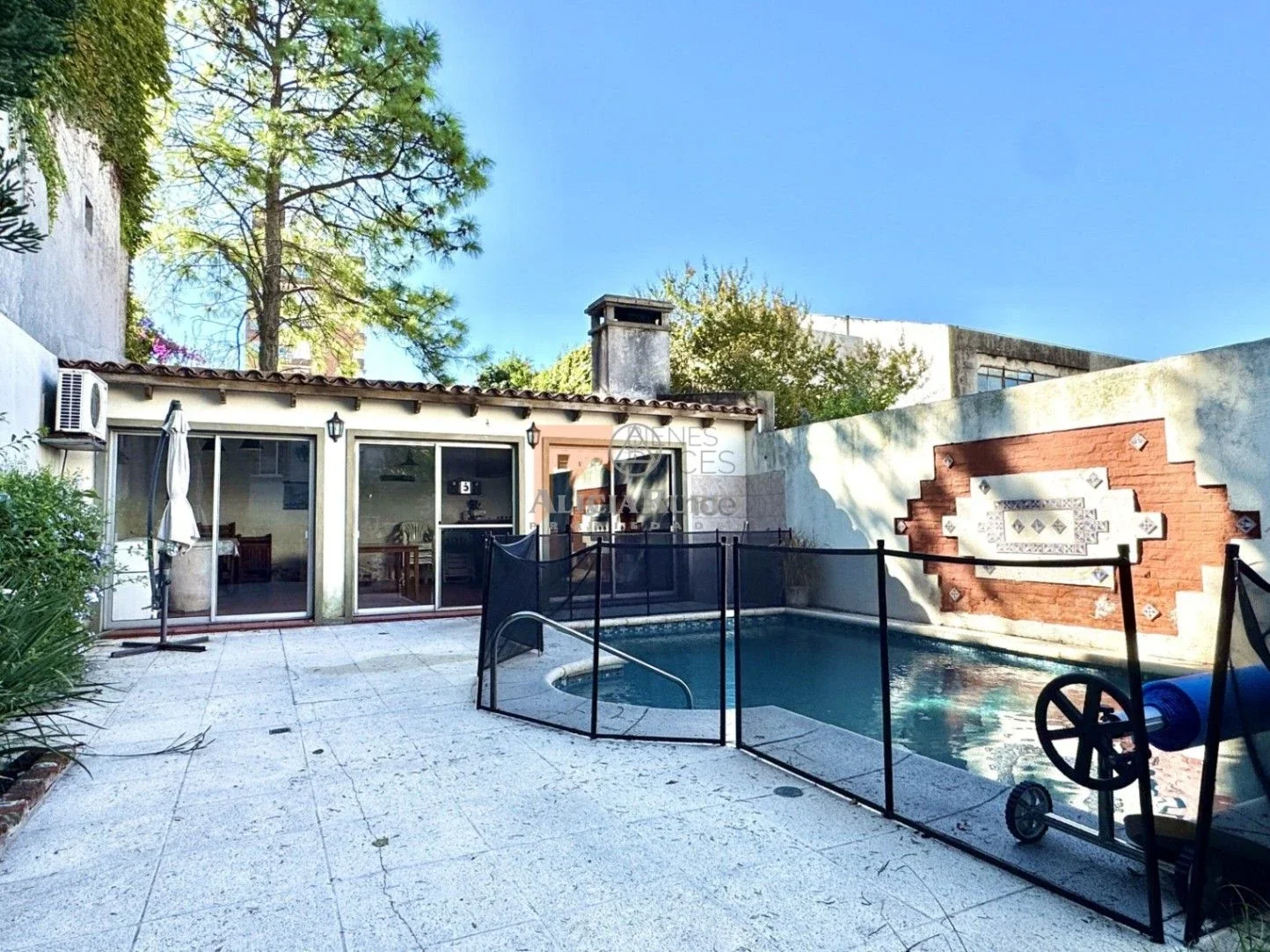 BARTOLITO MITRE CASI SOCA Y AV.BRASIL. IDEAL CONSULTORIO + VIVIENDA. 4 - 5 DORM + 4 BAÑOS. GARAJES X2. PISCINA + BBCOA - Imagen 1