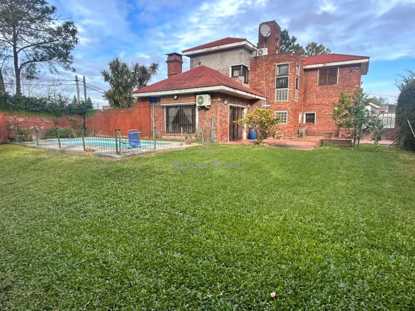 CARRASCO SUR! SARA DE IBAÑEZ 2055 PROX.BOLIVIA Y AV.ITALIA AL SUR. 807 MTS TERR. 292 EDIF. FONDO. BBCOA. PISCINA. - Imagen 1