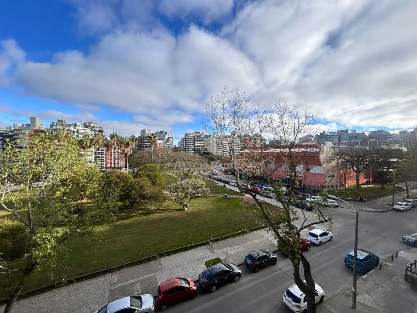 FRENTE A VILLA BIARRITZ. 185 MTS. VAZQUEZ LEDESMA CASI RAMBLA! 4 Y SERV+ESTAR. BALCON. GJE + ALQ OTRO. GC$28.000 LOSA + PORT. - Imagen 3