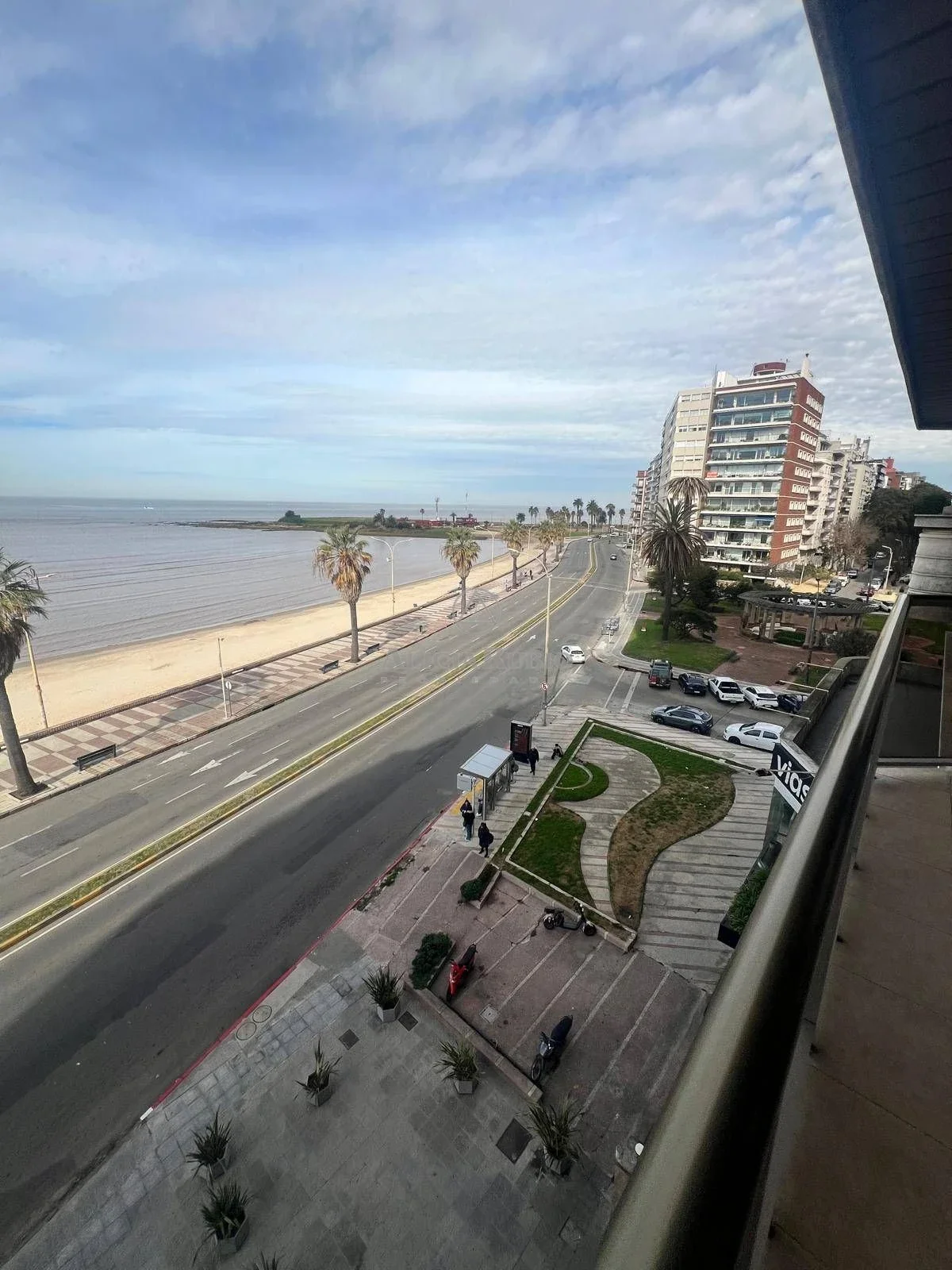 RAMBLA y PLAZA GOMENSORO. PISO MEDIO. 245 MTS. 4 DORM + 4 BAÑOS. SERV.COMP. TERRAZA CON PARRILLERO.2 GJES INDEPENDIENTE. DEL 2008 - Imagen 3