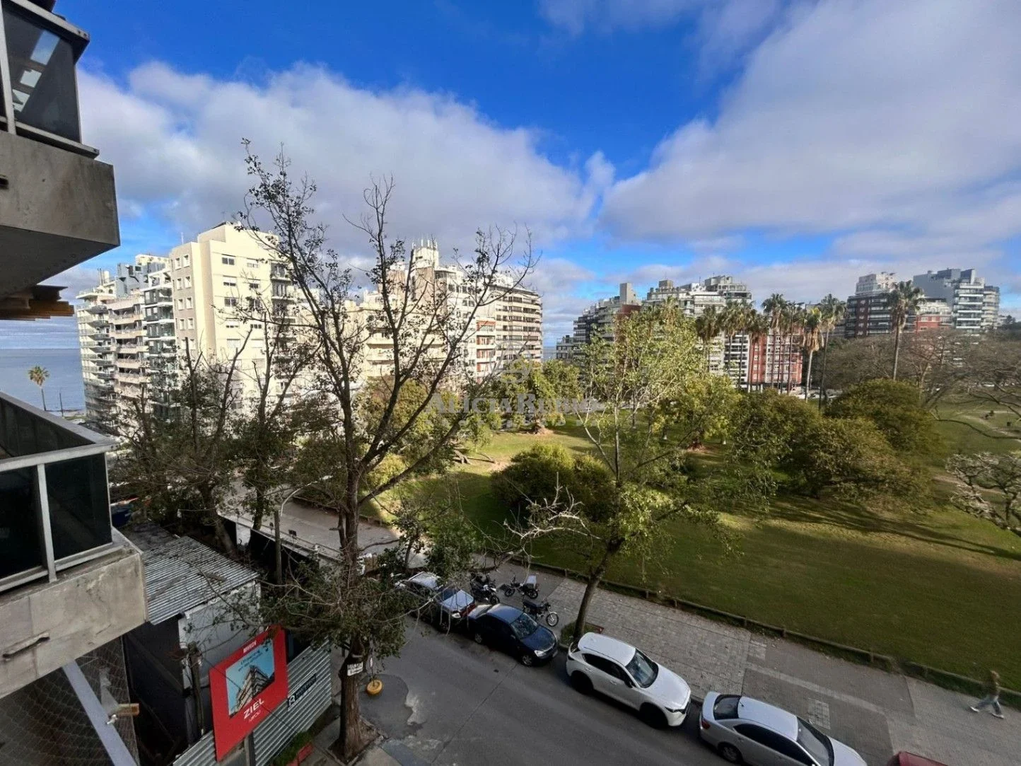 FRENTE A VILLA BIARRITZ. 185 MTS. VAZQUEZ LEDESMA CASI RAMBLA! 4 Y SERV+ESTAR. BALCON. GJE + ALQ OTRO. GC$28.000 LOSA + PORT. - Imagen 2
