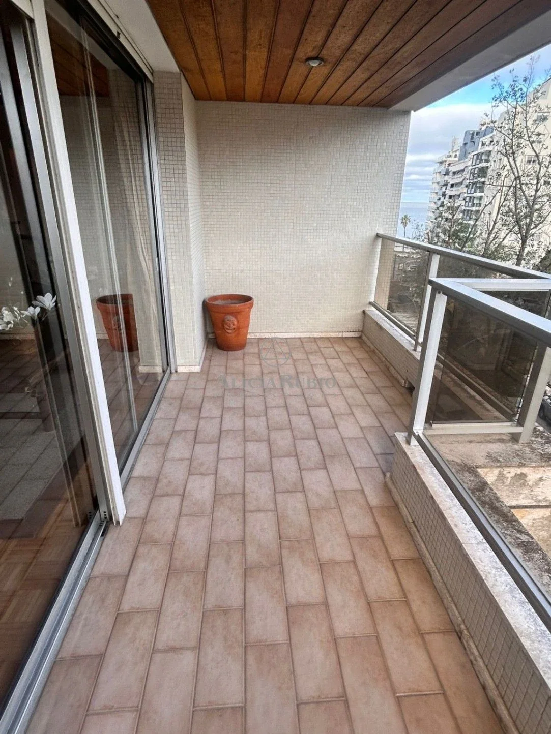 FRENTE A VILLA BIARRITZ. 185 MTS. VAZQUEZ LEDESMA CASI RAMBLA! 4 Y SERV+ESTAR. BALCON. GJE + ALQ OTRO. GC$28.000 LOSA + PORT. - Imagen 5