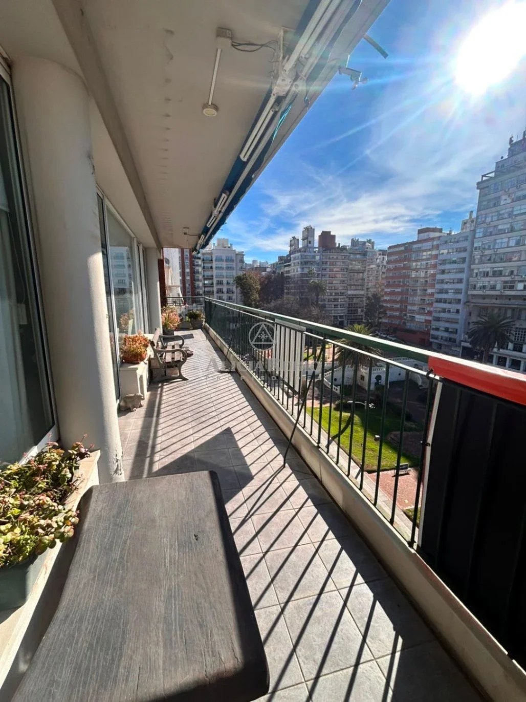DE ESTILO! FRENTEA A RAMBLA Y PLAZA GOMENSORO. MUCHA CATEGORIA! 233 MTS. LOSA+ AGUA+ VIG24 HORAS. GJE + bOX. ESTUFA LEÑA PROPIA. - Imagen 3