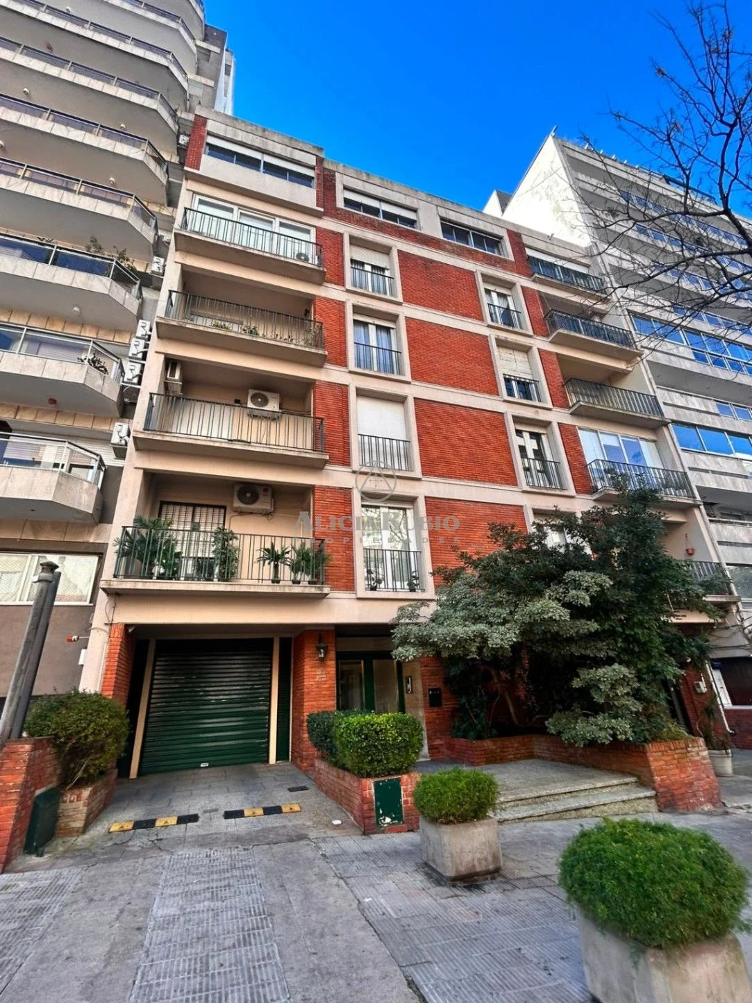 JUAN MARIA PEREZ CASI RAMBLA. DUPLEX. GRAN BBCOA EXCLUSIVA. 3 ESTUFAS LEÑA.  235 MTS EDIF. GJE + ALQ OTRO. - Imagen 2