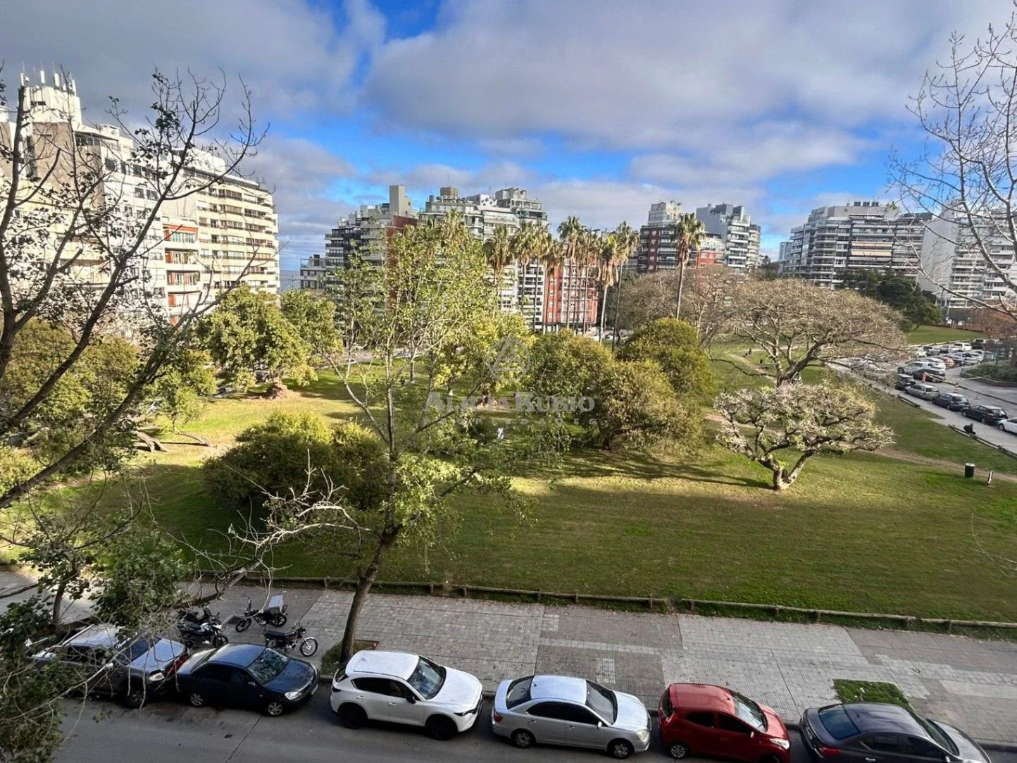 FRENTE A VILLA BIARRITZ. 185 MTS. VAZQUEZ LEDESMA CASI RAMBLA! 4 Y SERV+ESTAR. BALCON. GJE + ALQ OTRO. GC$28.000 LOSA + PORT. - Imagen 1