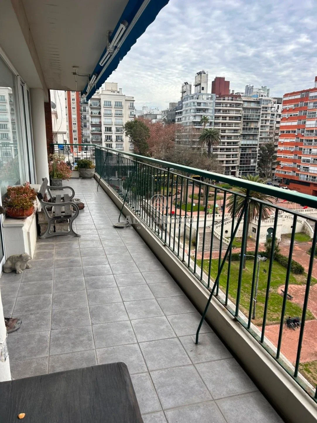 DE ESTILO! FRENTEA A RAMBLA Y PLAZA GOMENSORO. MUCHA CATEGORIA! 233 MTS. LOSA+ AGUA+ VIG24 HORAS. GJE + bOX. ESTUFA LEÑA PROPIA. - Imagen 4