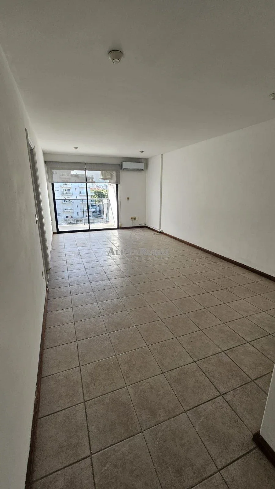 APARTAMENTO EN GOLF  DE 2 DORMITORIOS Y 2 BAÑOS CON GARAJE A PASOS DEL SHOPPING - Imagen 4