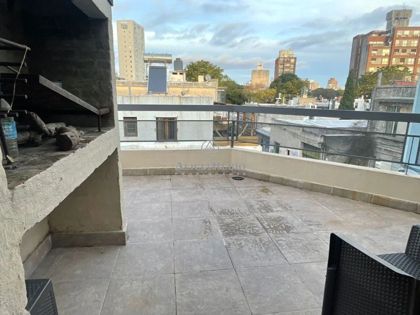 CASA TRIPLEX EN POCITOS CON COCHERA PROPIA, ESTUFA LEÑA Y TERRAZA CON PARRILLERO. SIN GASTOS. - Imagen 4