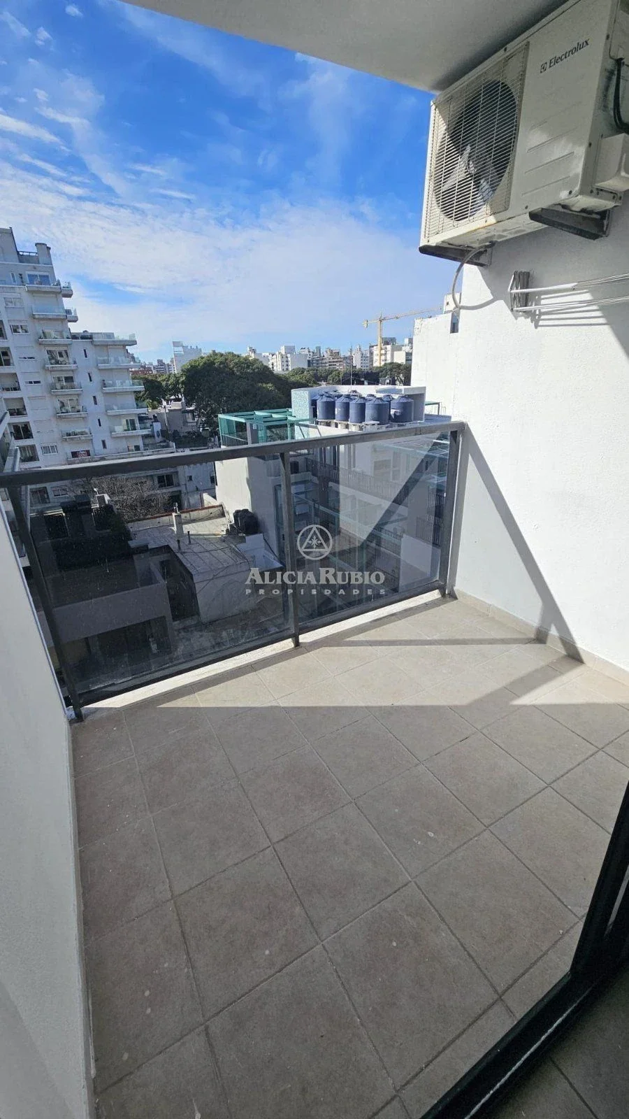 APARTAMENTO EN GOLF  DE 2 DORMITORIOS Y 2 BAÑOS CON GARAJE A PASOS DEL SHOPPING - Imagen 2