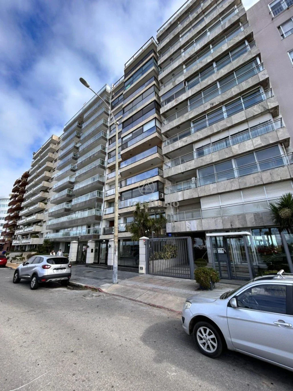 RAMBLA PUNTA CARRETAS 675 esq. 21 de SETIEMRE. 202 MTS. ESTAR CON ESTUFA LEÑA. GRAN GARAJE. PATIO COMUN. PARA RECICLAR! LOSA+ 24HRS, - Imagen 4