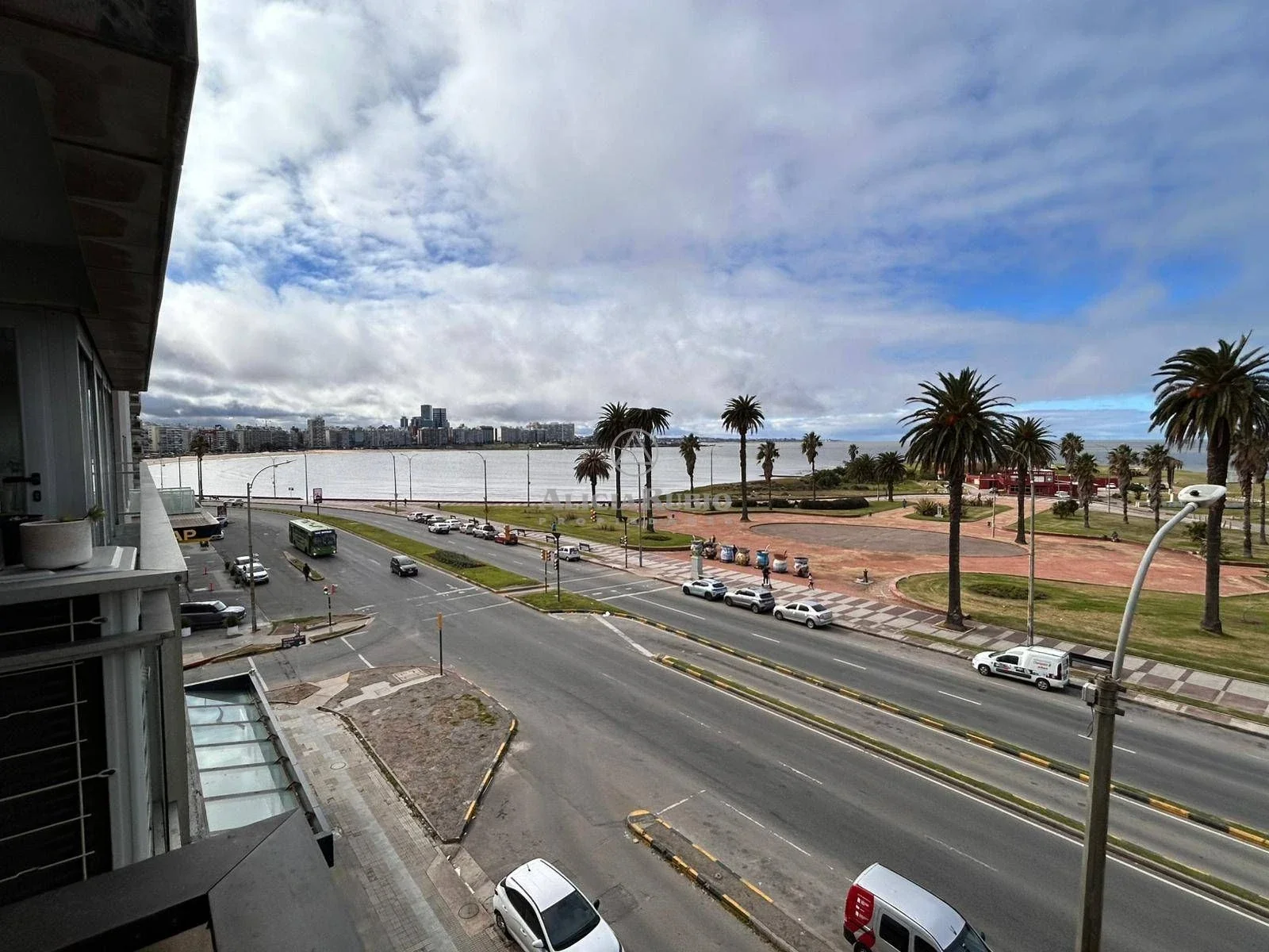 RAMBLA PUNTA CARRETAS 675 esq. 21 de SETIEMRE. 202 MTS. ESTAR CON ESTUFA LEÑA. GRAN GARAJE. PATIO COMUN. PARA RECICLAR! LOSA+ 24HRS, - Imagen 5