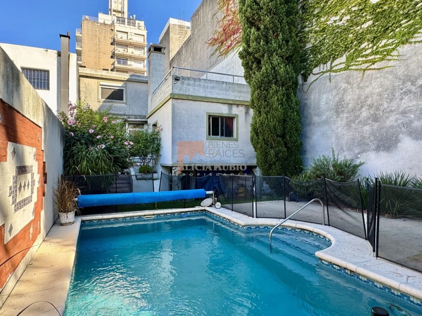 BARTOLITO MITRE CASI SOCA Y AV.BRASIL. IDEAL CONSULTORIO  + VIVIENDA. 4 - 5 DORM + 4 BAÑOS. GARAJES X2.  PISCINA + BBCOA - Imagen 5