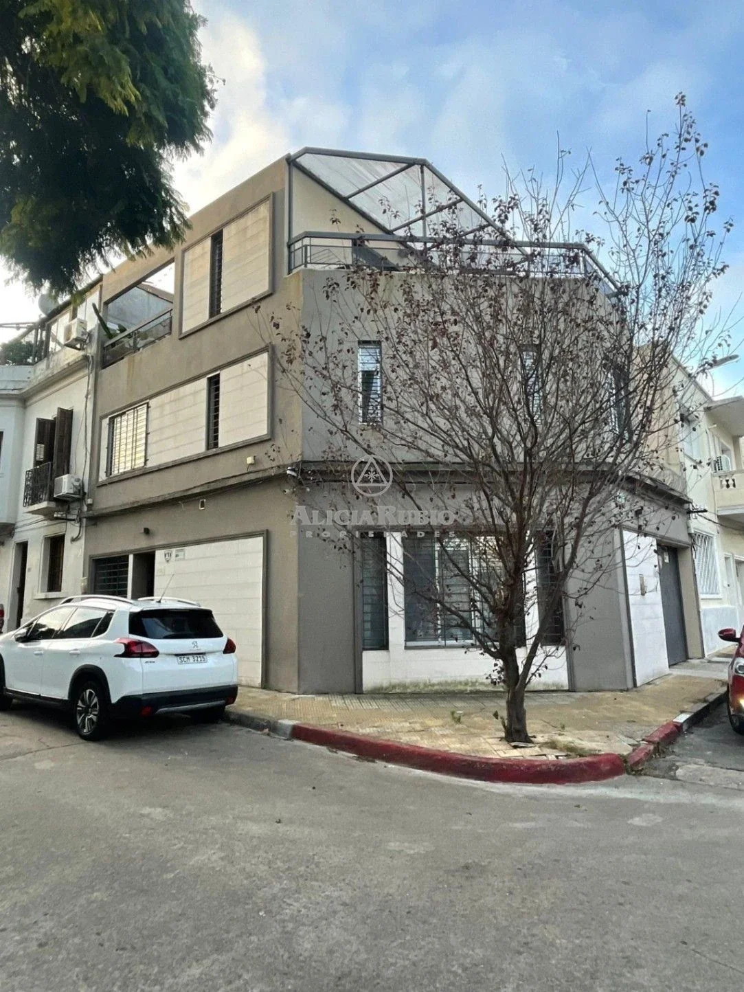 CASA TRIPLEX EN POCITOS CON COCHERA PROPIA, ESTUFA LEÑA Y TERRAZA CON PARRILLERO. SIN GASTOS. - Imagen 2
