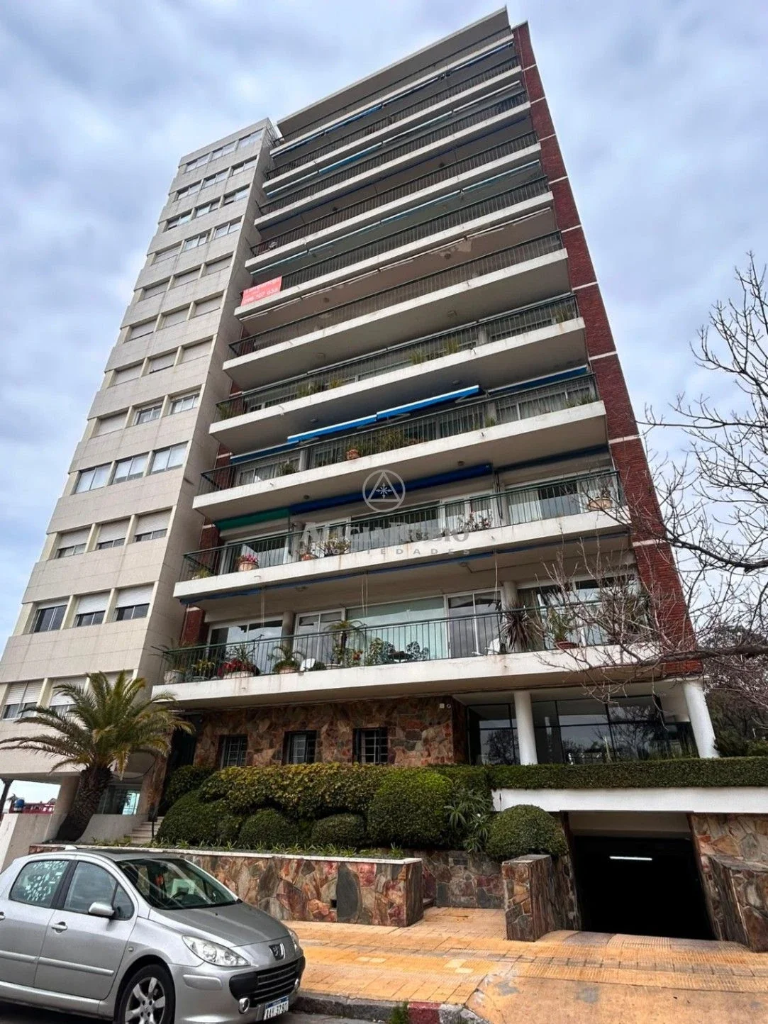 DE ESTILO! FRENTEA A RAMBLA Y PLAZA GOMENSORO. MUCHA CATEGORIA! 233 MTS. LOSA+ AGUA+ VIG24 HORAS. GJE + bOX. ESTUFA LEÑA PROPIA. - Imagen 2