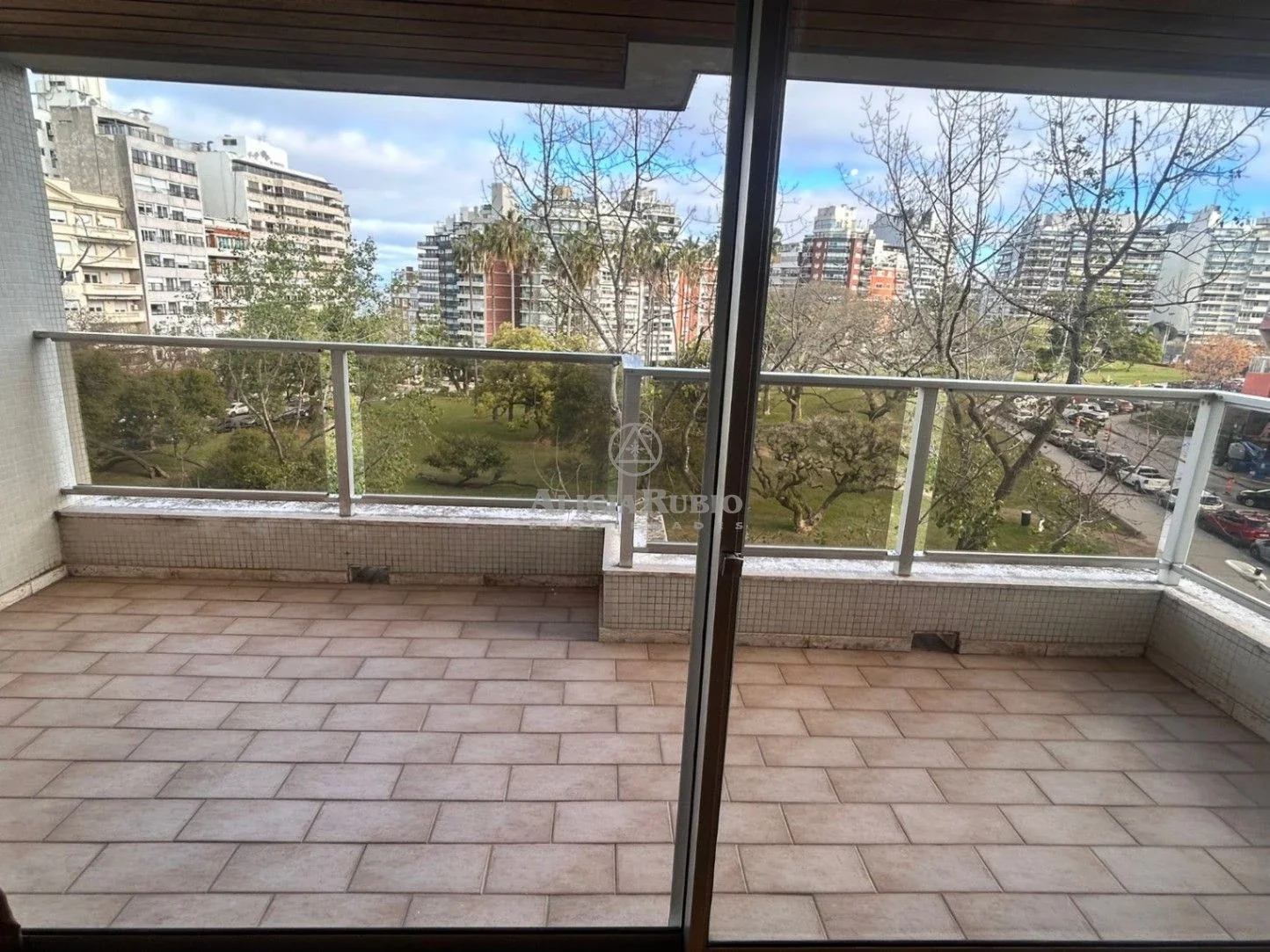 FRENTE A VILLA BIARRITZ. 185 MTS. VAZQUEZ LEDESMA CASI RAMBLA! 4 Y SERV+ESTAR. BALCON. GJE + ALQ OTRO. GC$28.000 LOSA + PORT. - Imagen 4