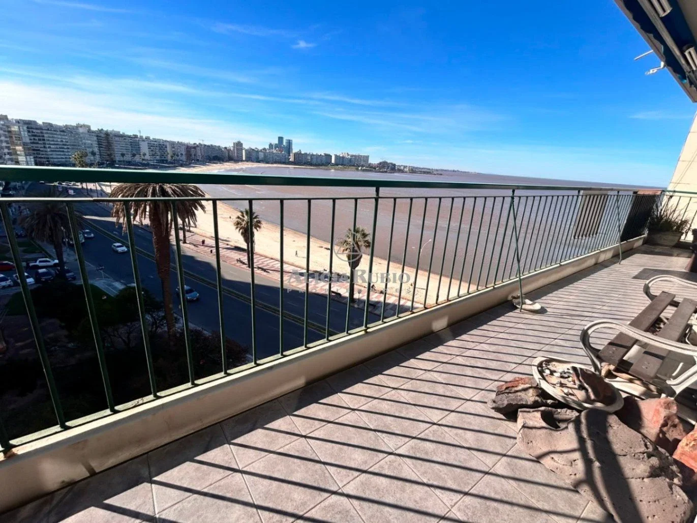 DE ESTILO! FRENTEA A RAMBLA Y PLAZA GOMENSORO. MUCHA CATEGORIA! 233 MTS. LOSA+ AGUA+ VIG24 HORAS. GJE + bOX. ESTUFA LEÑA PROPIA. - Imagen 2