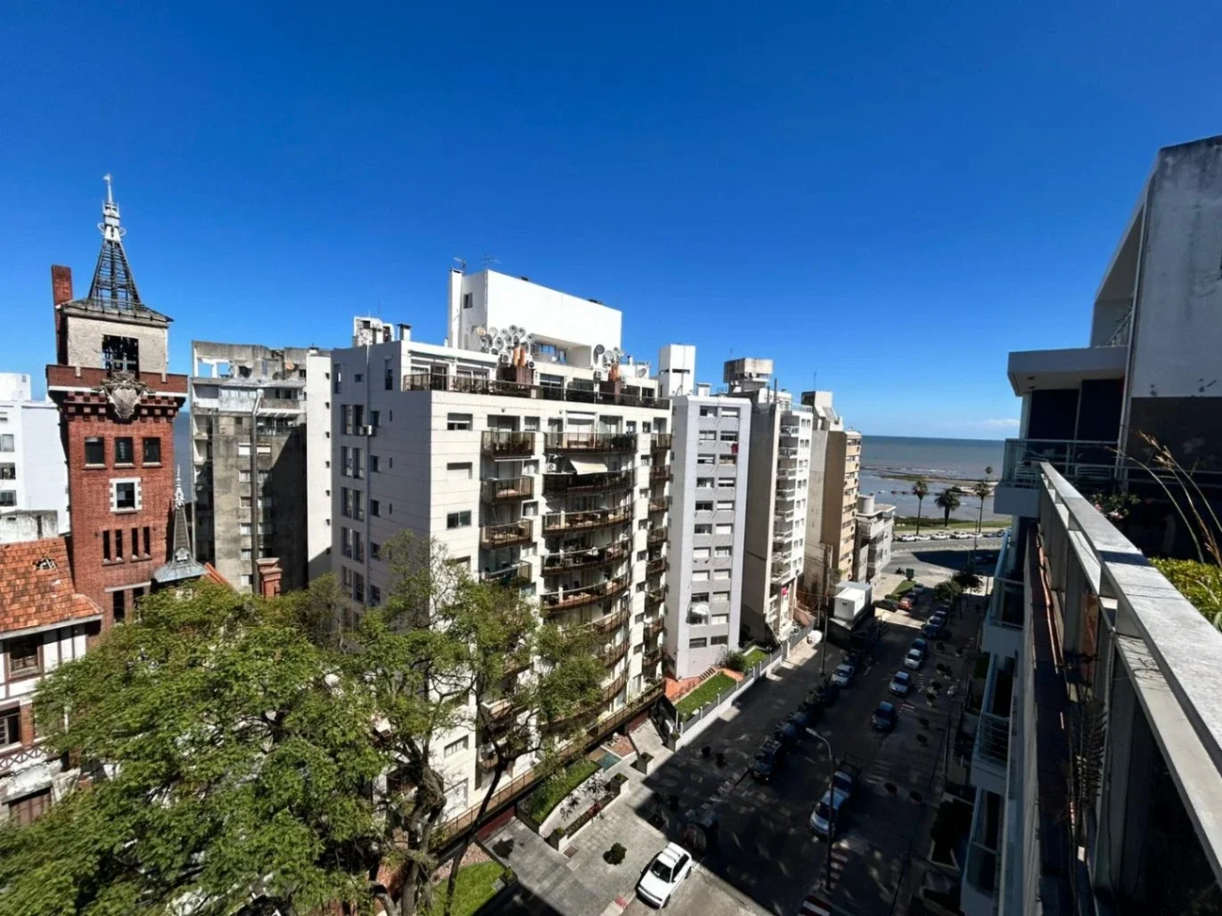 PENTHOUSE DUPLEX CON 4 SUITES SOBRE VIDAL A PASOS DE VILLA BIARRIZ Y RAMBLA DE PUNTA CARRETAS. 2 GJES INDEP - Imagen 5