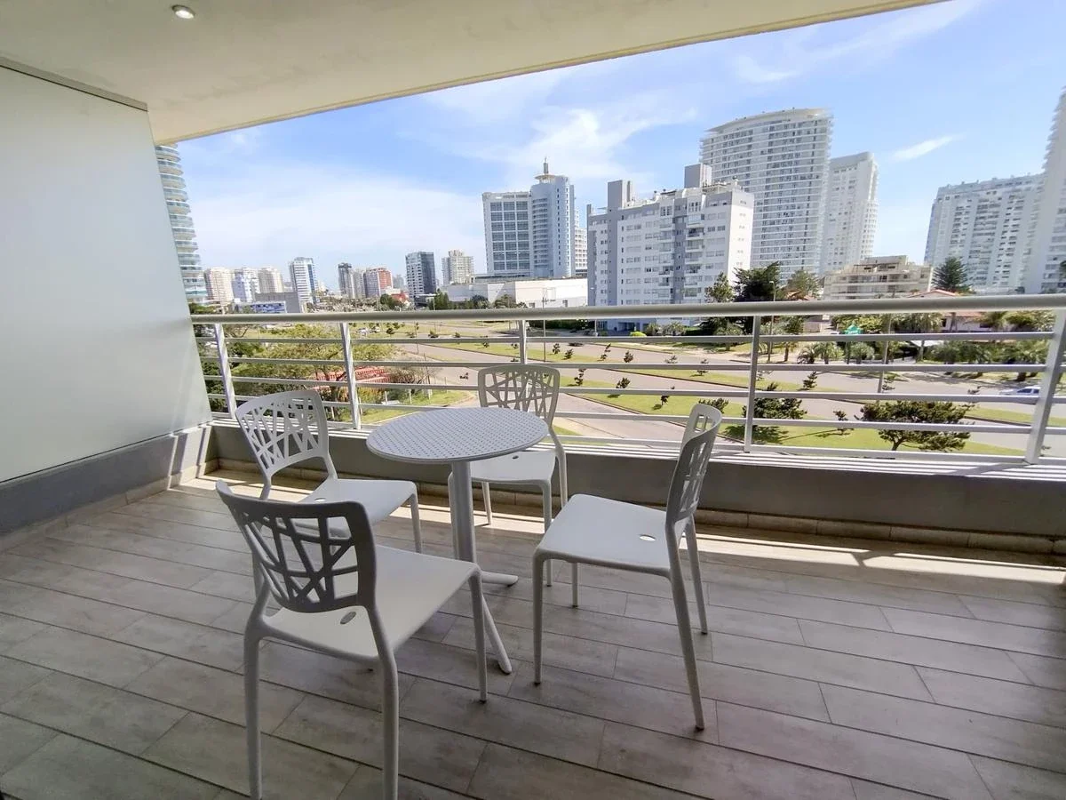 Alquiler anual apartamento en torre con servicios - Imagen 2