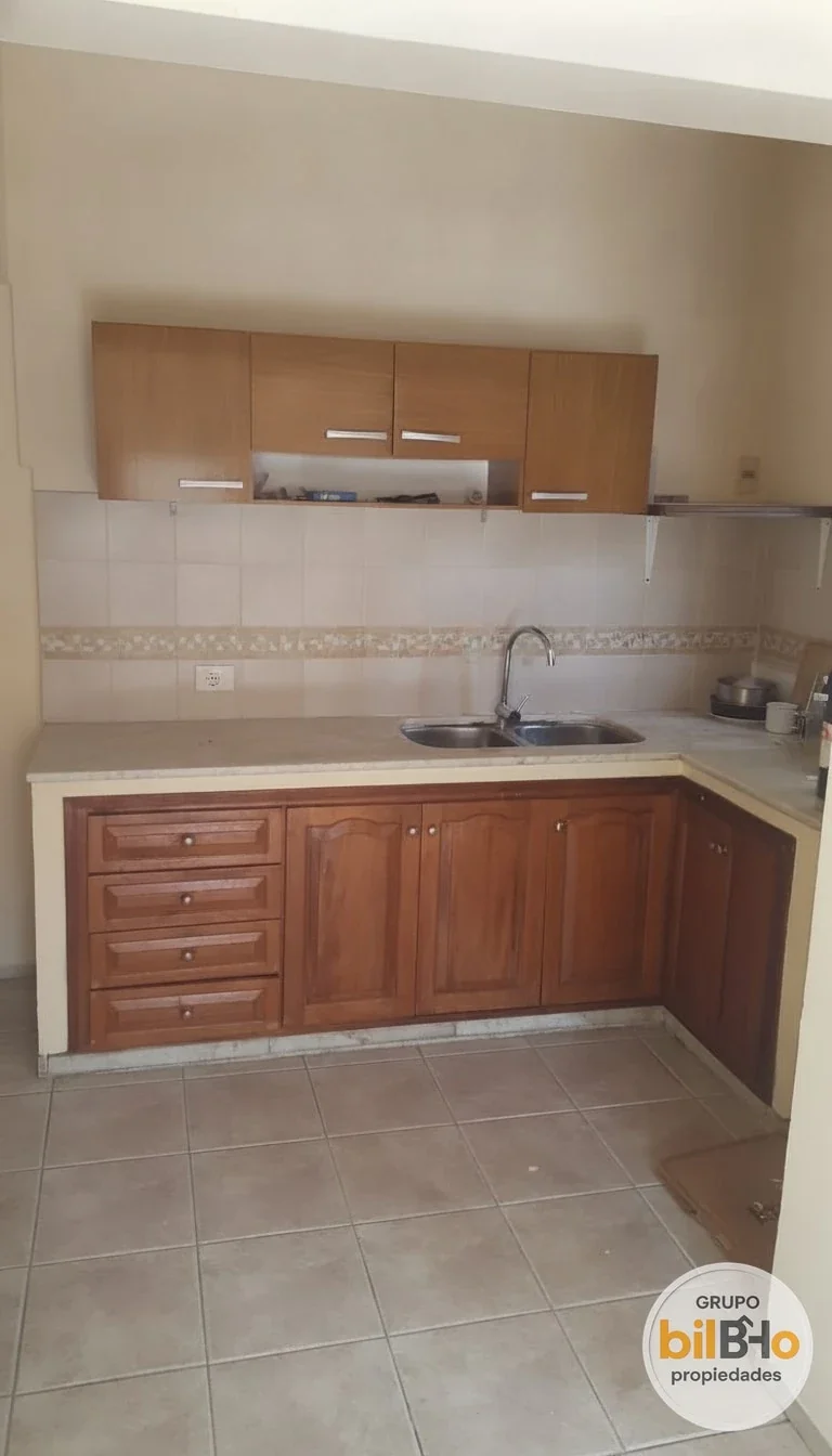 Casa en alquiler c/ cochera techada , 2 amplios dormitorios y fondo con parrilla - Imagen 4