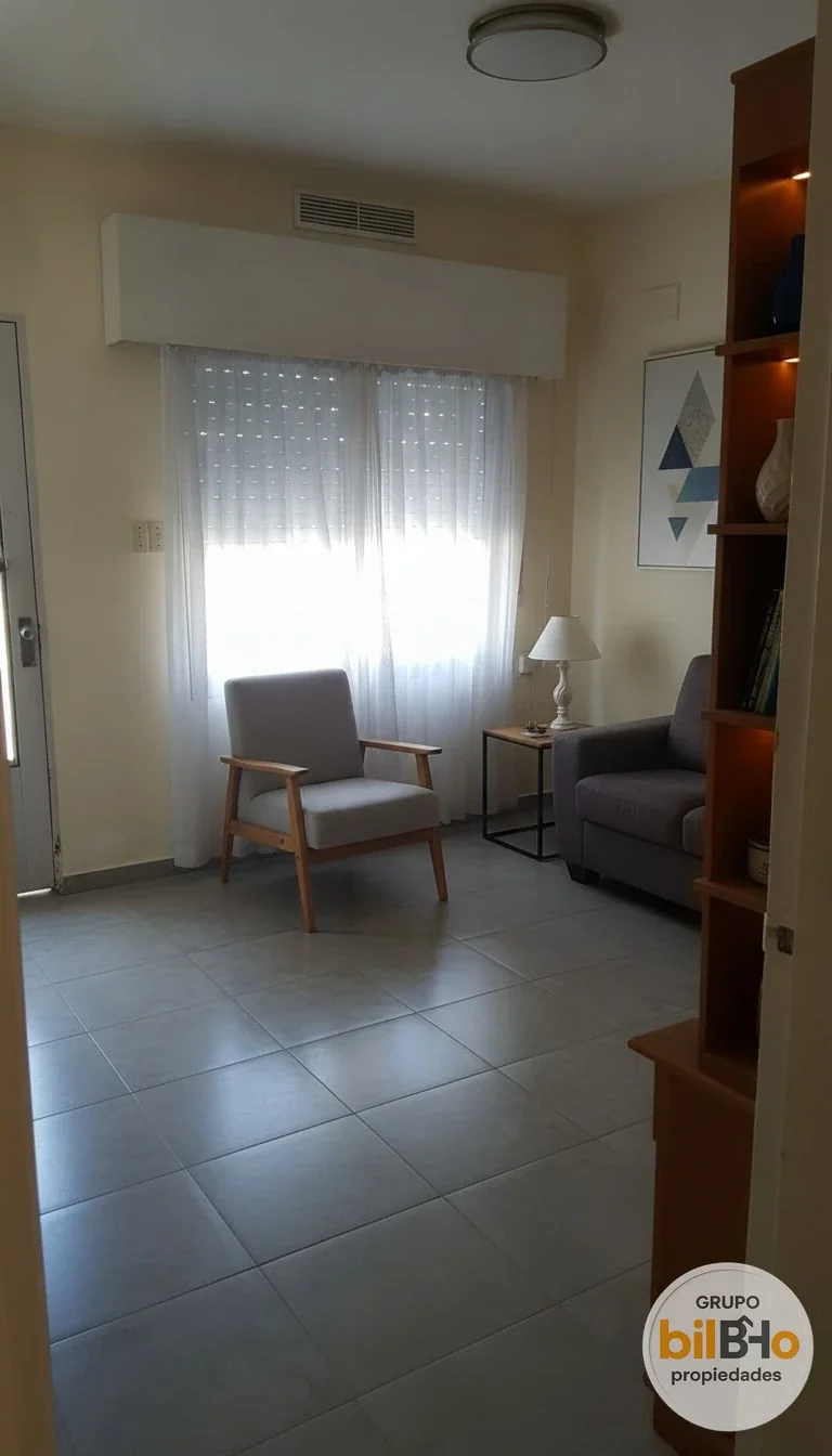 Casa en alquiler c/ cochera techada , 2 amplios dormitorios y fondo con parrilla - Imagen 2