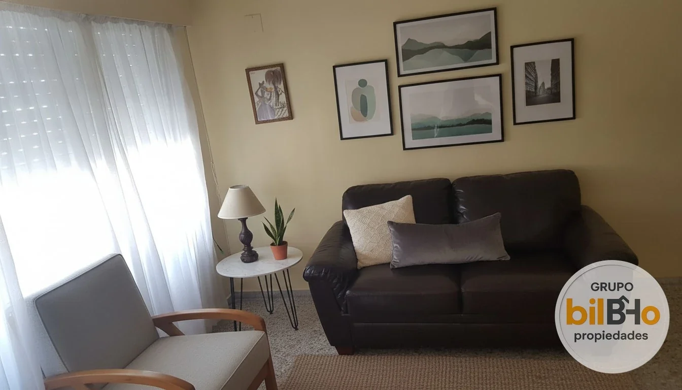 Casa en alquiler c/ cochera techada , 2 amplios dormitorios y fondo con parrilla - Imagen 1