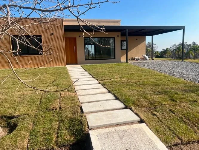 Casa en alquiler de 3 dormitorios c/ cochera en Cumbres De Carrasco - Imagen 1