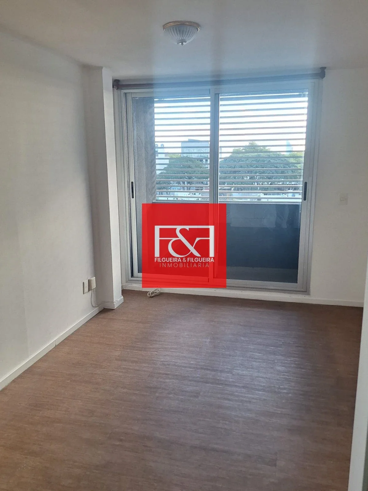 Apartamento en alquiler en Tres Cruces - Imagen 2