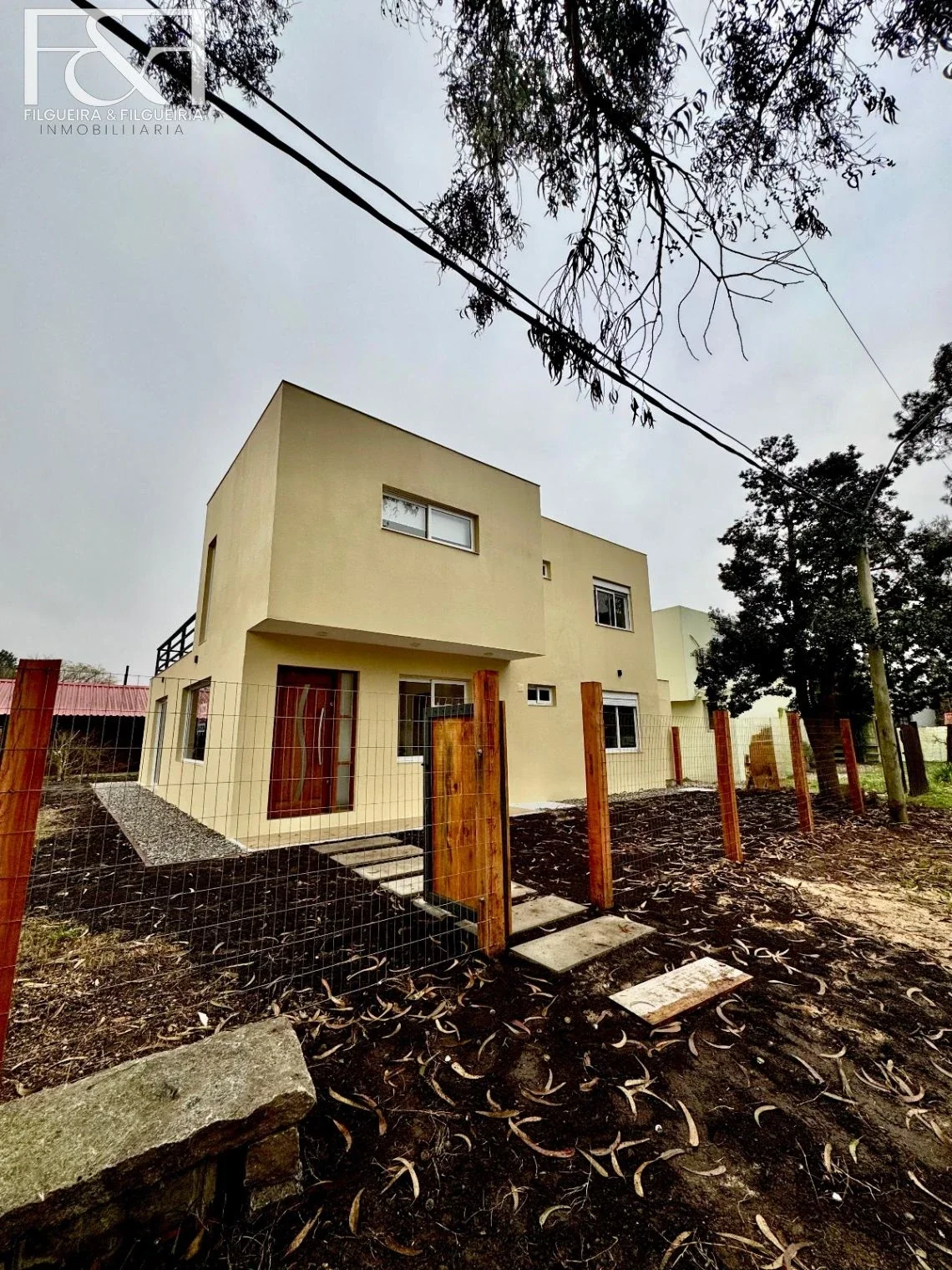 Casa en venta c/ cochera en Jardin Pinares - Imagen 1
