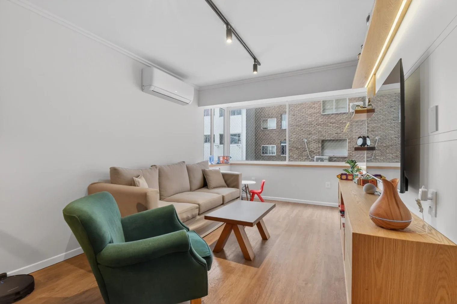 Venta de Apartamento 2 dorm en Malvín Rambla, reciclado a nuevo con domótica. - Imagen 5