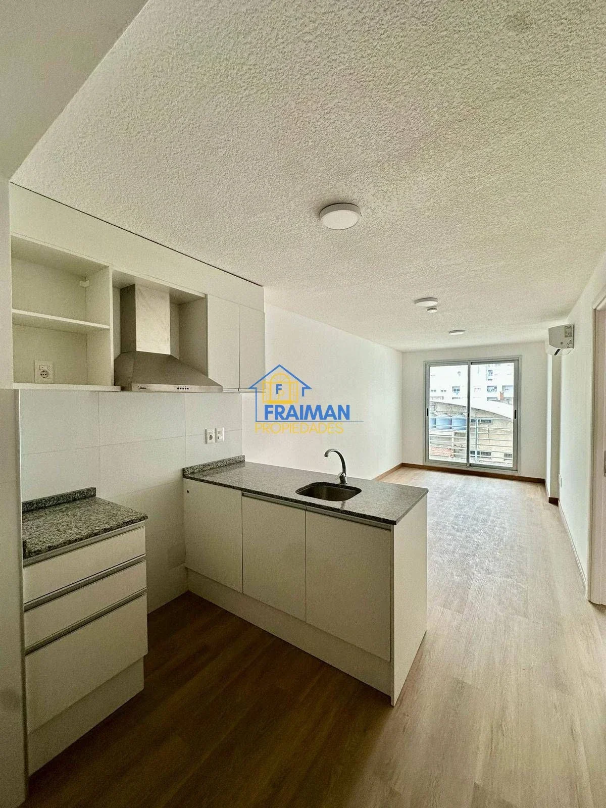 Apartamento en alquiler en Tres Cruces - Imagen 1