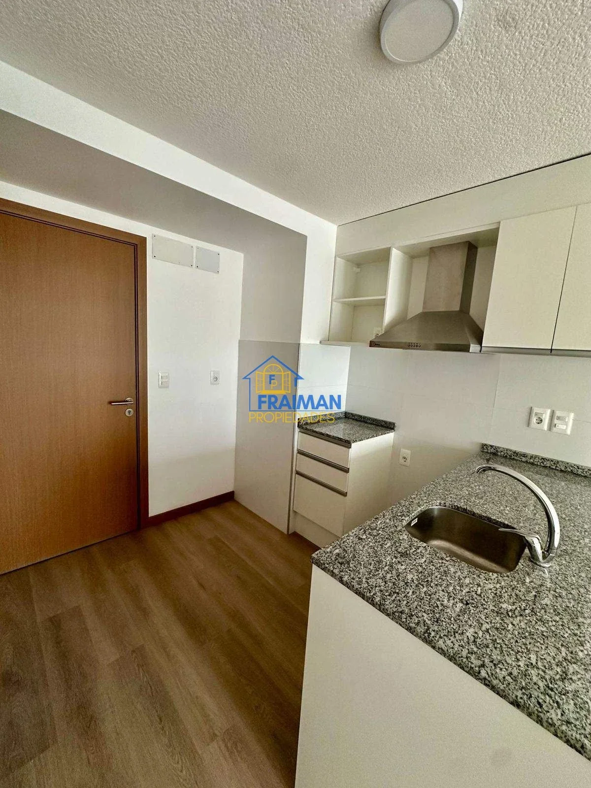 Apartamento en alquiler en Tres Cruces - Imagen 2