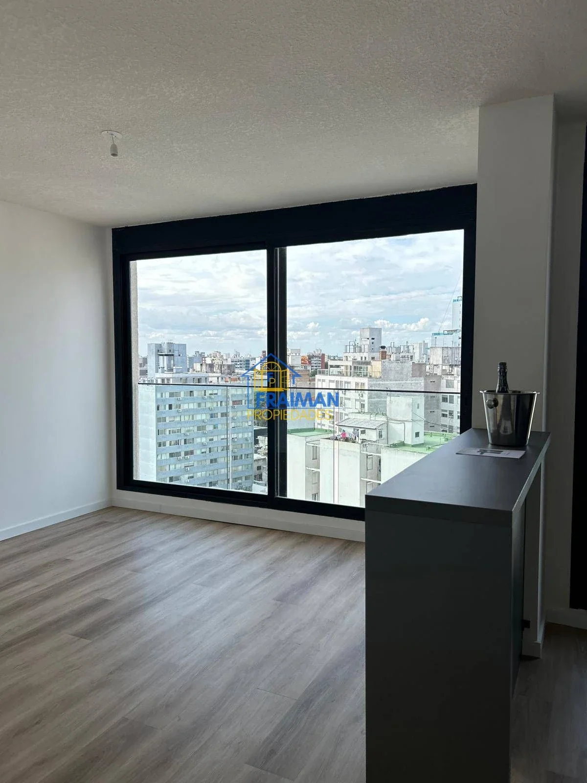 Apartamento en alquiler c/ cochera en Tres Cruces - Imagen 1